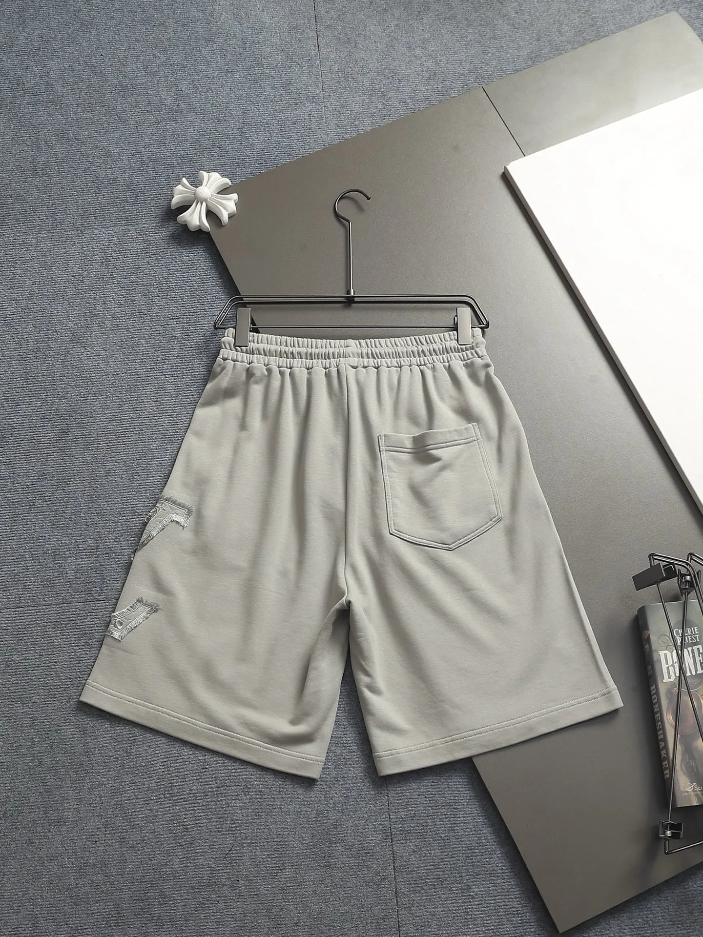 [Higher version] Louis Vuitton/Louis Vuitton 2026SS New Arrival terry shorts, customized fabric using wafer cloth weaving, advanced hand-cut patchwork embroidery technology, tight and three-dimensional version, customized trouser cord hardware with strong texture, smooth, comfortable and Breathable upper body, concave and convex three-dimensional sense, fashionable and casual wear Color: Black White Avocado Color Sizes: S M L XL